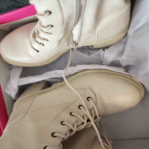 ☆Shoedazzle Balan Cream Lug Sole Flat Lace Up Boot☆ - Picture 3 of 5